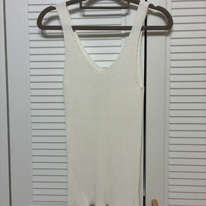 화이트 브이넥 니트 슬리브리스