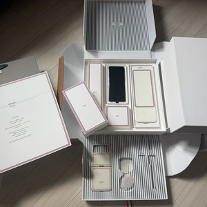 갤럭시 Z플립3 톰브라운 에디션 이미지