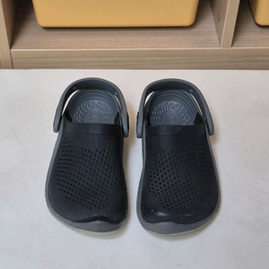 두 켤레 일괄 택포)크록스 라이트 라이드 j1 200 사이즈 남아 신발. 샌들 이미지