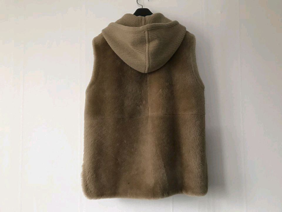 (새상품) DKNY 한섬 천연 무스탕 모피 니트 후드 베스트 55 사이즈 (매장가 260만원)--2