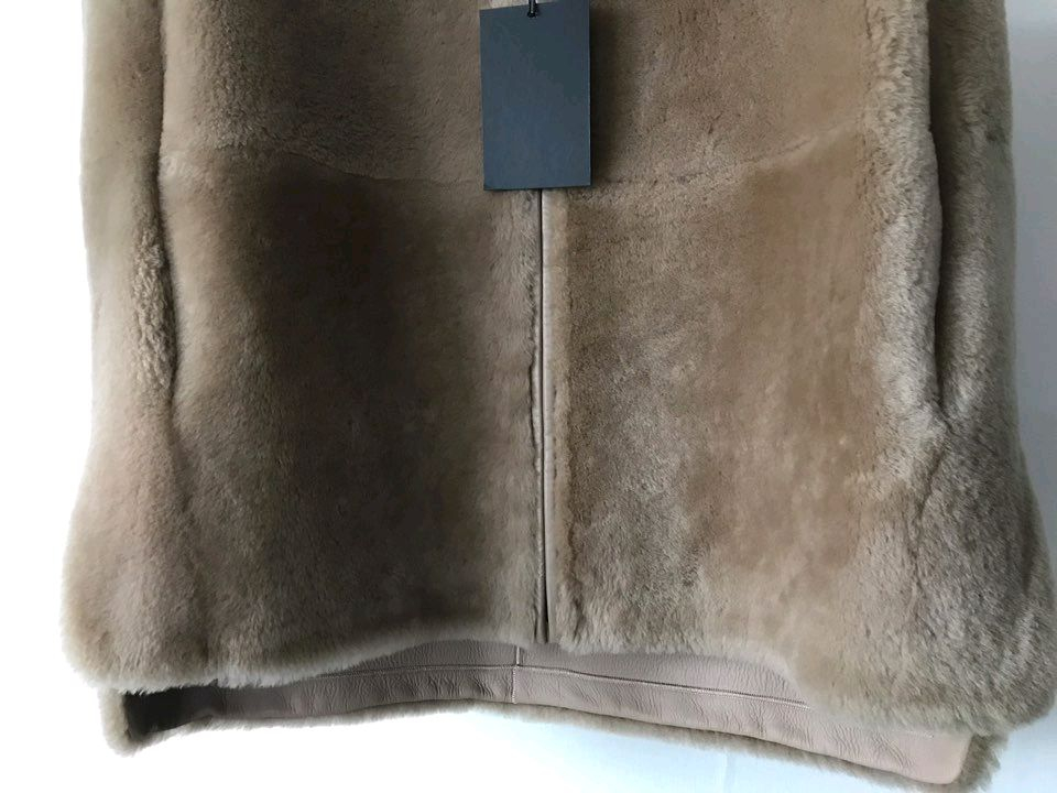 (새상품) DKNY 한섬 천연 무스탕 모피 니트 후드 베스트 55 사이즈 (매장가 260만원)--4