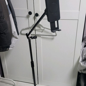 허킨스 휴대폰 및 태블릿 스탠드 거치대입니다블랙 색상이고, 각도 조절이 자유로워서 침대나 소파에서 편하게 사용 가능