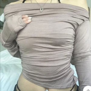 오프숄더 셔링 긴팔 티셔츠