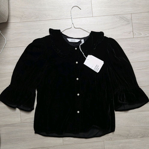 앤아더스토리즈 벨벳블라우스 (가격다운!!)