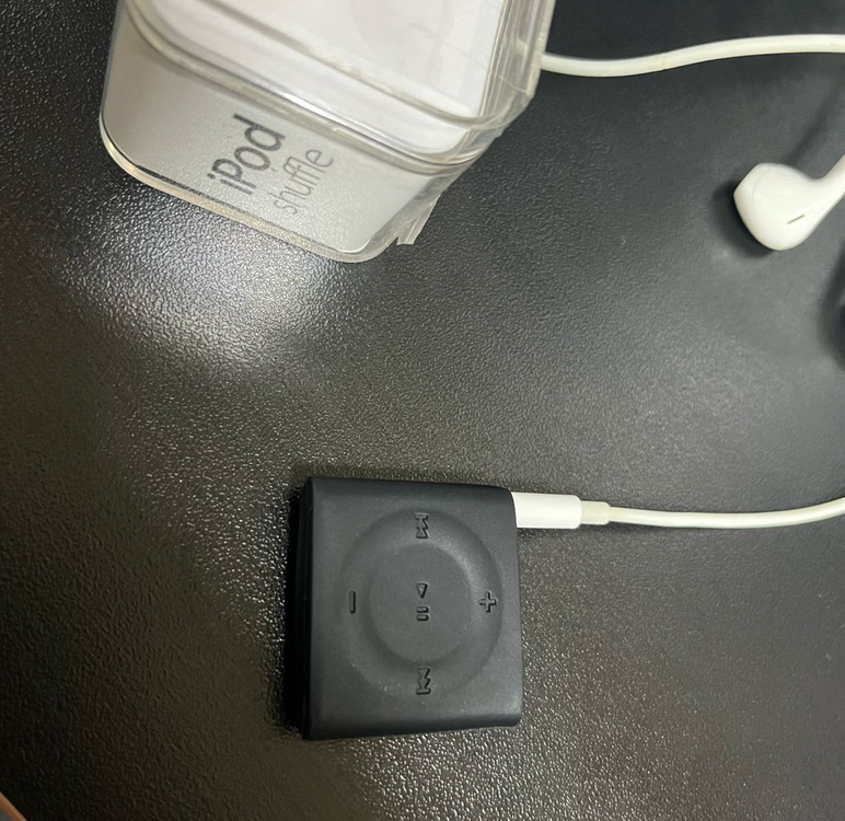 아이팟 셔플 스페이스 그레이 이미지