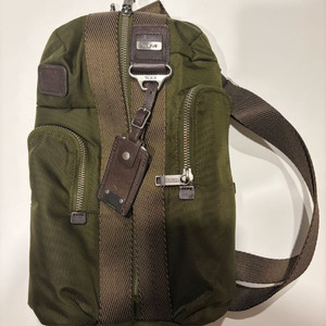 투미 슬링백 올리브