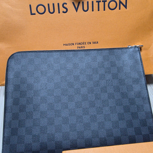 다미에 그라파이트 클러치백