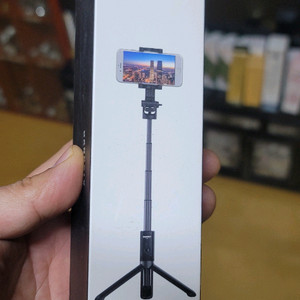 [미개봉/새상품] 강블리라이프 무선 블루투스 유트버 셀카봉 삼각대제품 설명:송년회때 모임 친구들 선물주고 사진에 있