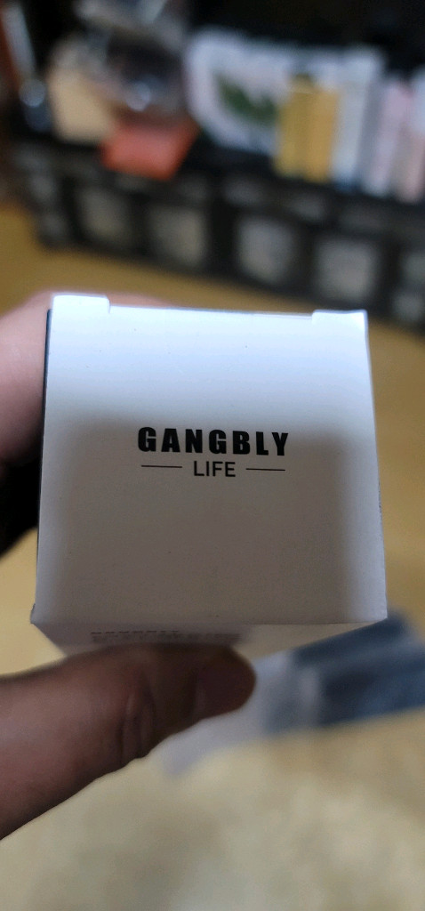 [미개봉/새상품] 강블리라이프 무선 블루투스 유트버 셀카봉 삼각대제품 설명:송년회때 모임 친구들 선물주고 사진에 있--4