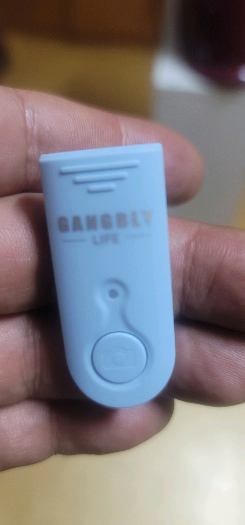 [미개봉/새상품] 강블리라이프 무선 블루투스 유트버 셀카봉 삼각대제품 설명:송년회때 모임 친구들 선물주고 사진에 있--5