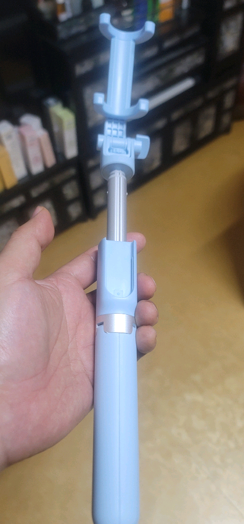 [미개봉/새상품] 강블리라이프 무선 블루투스 유트버 셀카봉 삼각대제품 설명:송년회때 모임 친구들 선물주고 사진에 있--6