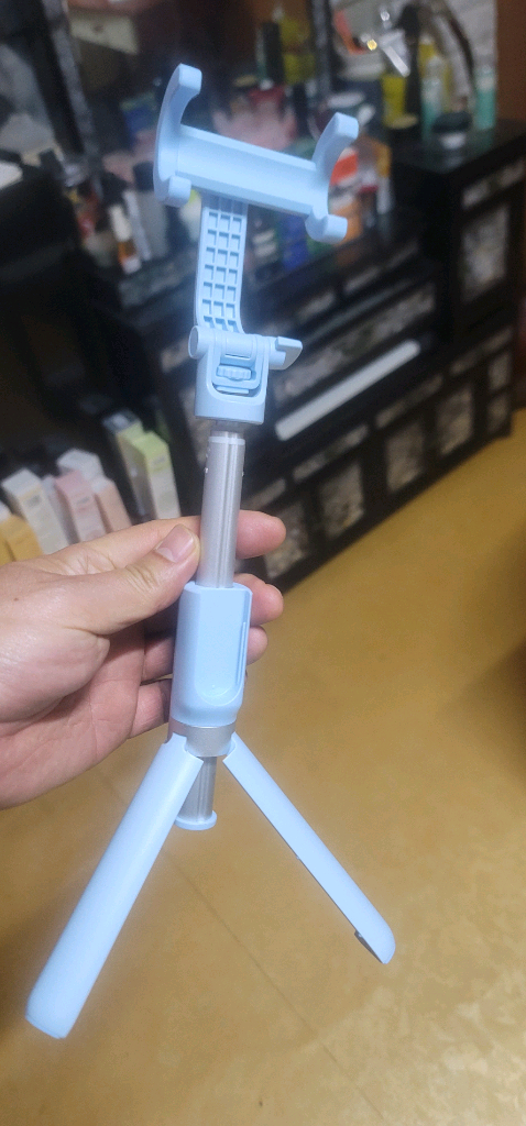 [미개봉/새상품] 강블리라이프 무선 블루투스 유트버 셀카봉 삼각대제품 설명:송년회때 모임 친구들 선물주고 사진에 있--7