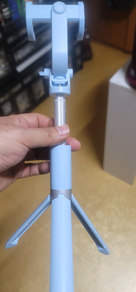 [미개봉/새상품] 강블리라이프 무선 블루투스 유트버 셀카봉 삼각대제품 설명:송년회때 모임 친구들 선물주고 사진에 있--8