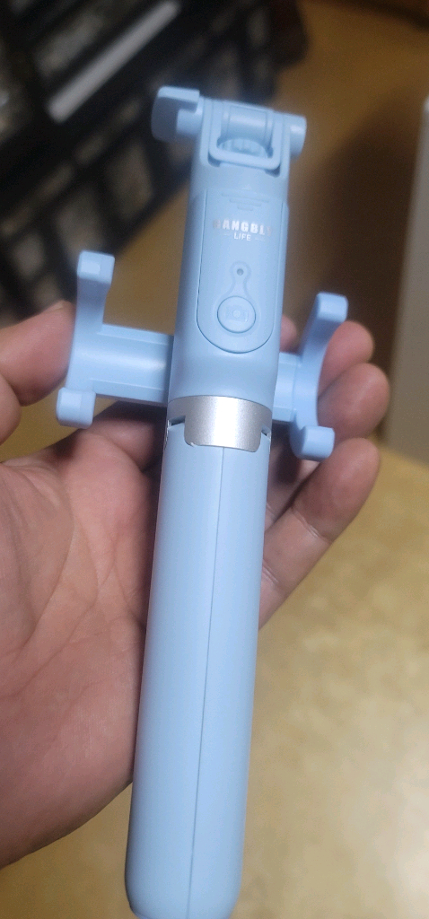 [미개봉/새상품] 강블리라이프 무선 블루투스 유트버 셀카봉 삼각대제품 설명:송년회때 모임 친구들 선물주고 사진에 있--9