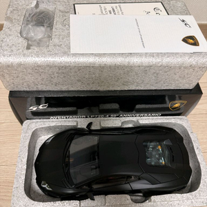 1:18 1/18 오토아트 아벤 50주 블랙무광 다이캐스트 팝니다.