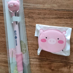 귀요미 돼지 캐릭터 볼펜 그리고 돼지 그립톡 그리고 2026 어부바탁상달력 일괄