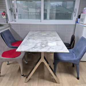 4인용 대리석 식탁+의자 세트 판매