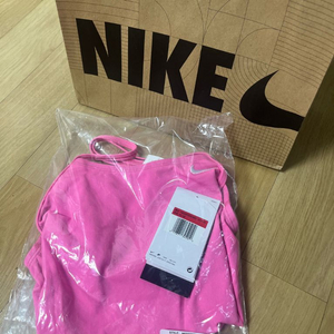 나이키 컷아웃 메탈릭 핑크 28