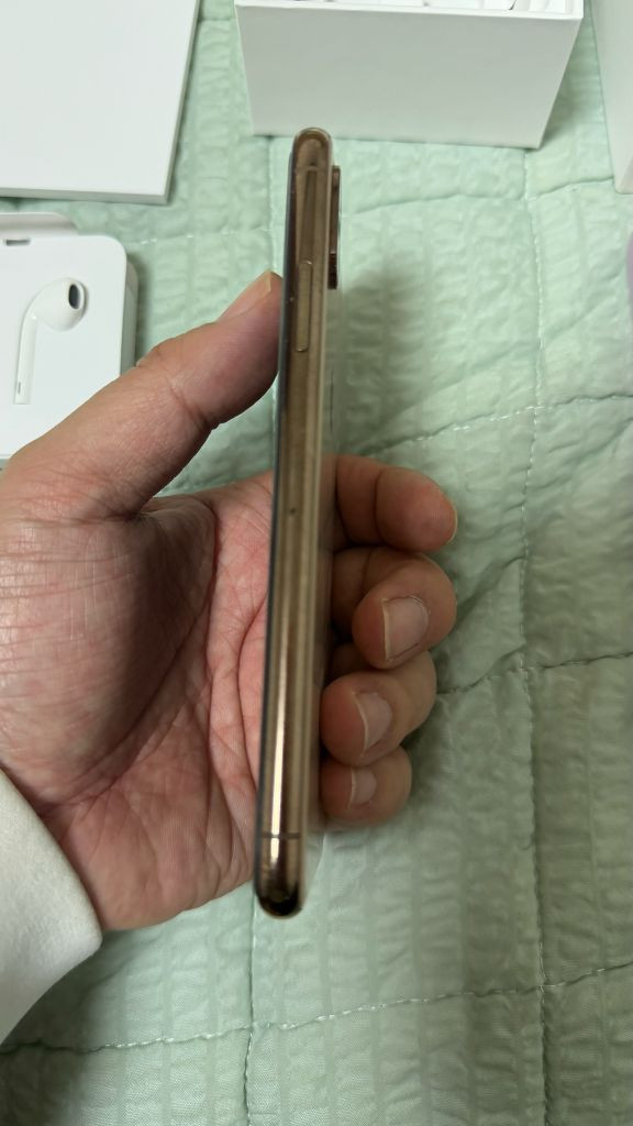 아이폰 xs 256 골드 s급 98% 배터리--2