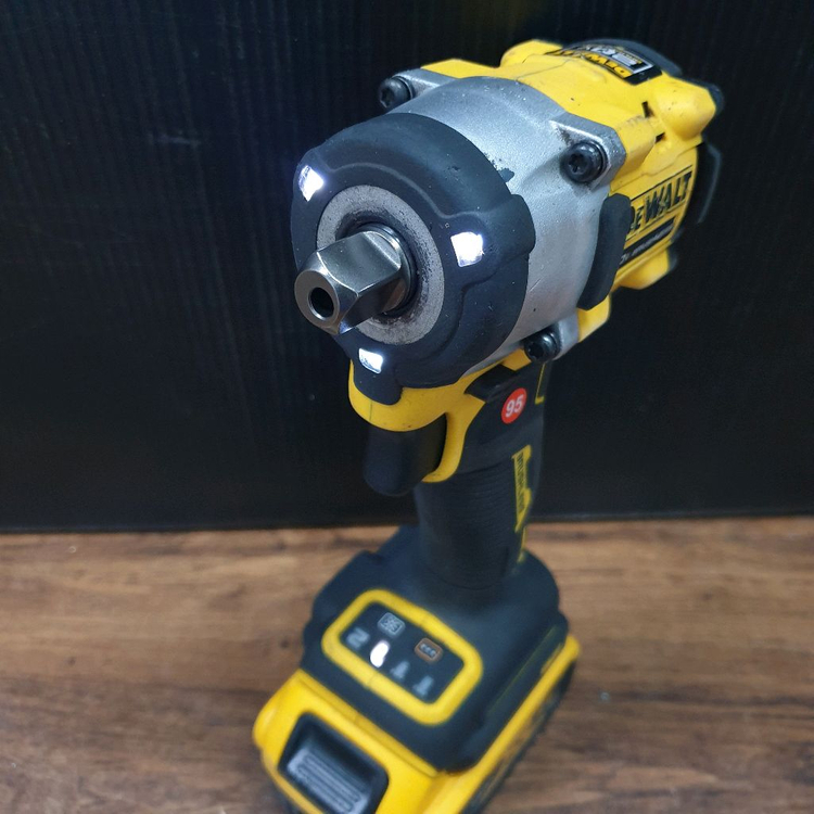 디월트 충전 임팩 렌치 DCF922 배터리포함--4