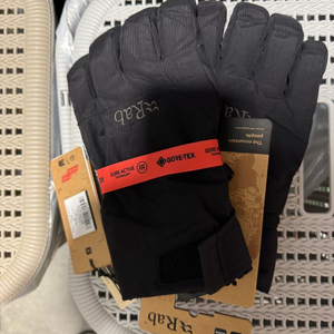 랩(rab) 크레스타 GTX 글러브 25년신형 블랙 L사이즈 팝니다.