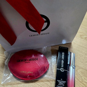 (새상품)[아르마니 뷰티] NEW 프리즈마 글래스 아이시 플럼핑 글로스와 미니거울 5만원에 판매합니다