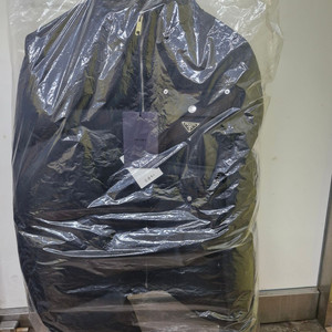 프라다 리나일론 크롭 다운 패딩