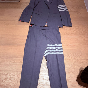 톰브라운 4바 그레이 정장 셋업 팝니다.