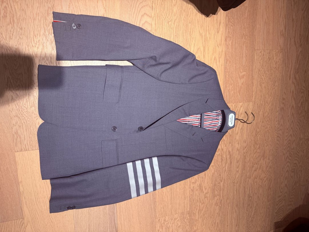 톰브라운 4바 그레이 정장 셋업 팝니다. 이미지