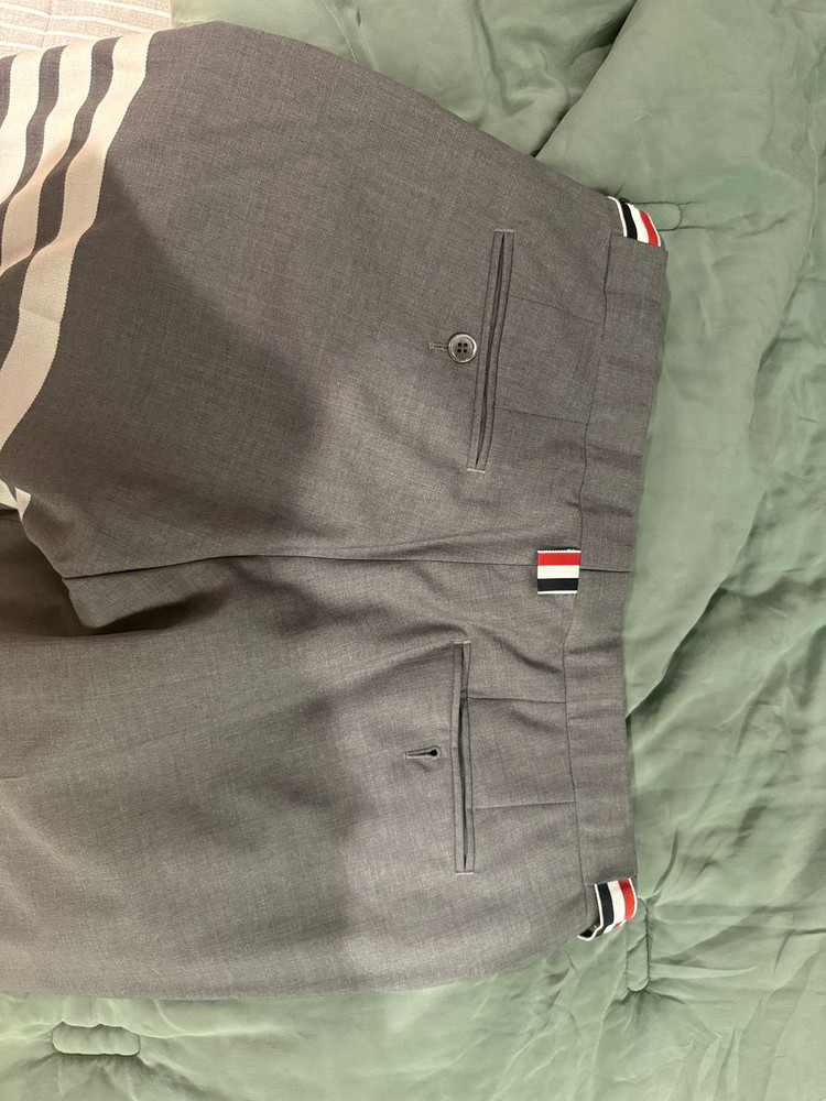 톰브라운 4바 그레이 정장 셋업 팝니다. 이미지