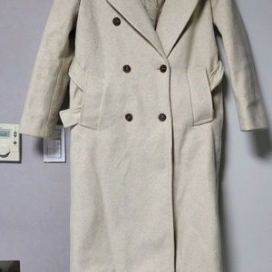 BEST 브랜드의 베이지색 더블 모직 롱 코트입니다- 더블 버튼