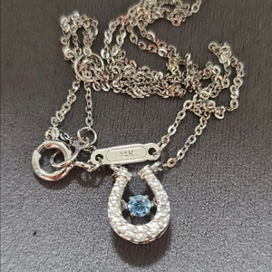 정가 58만원 <보증서 포함 풀박스 새제품> 14k 화이트골드 말발굽 블루 다이아 댄싱스톤 목걸이