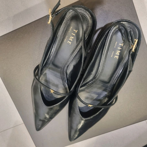 245 한섬 타임 구두 로고 스트랩 포인티드 토 슬링백245