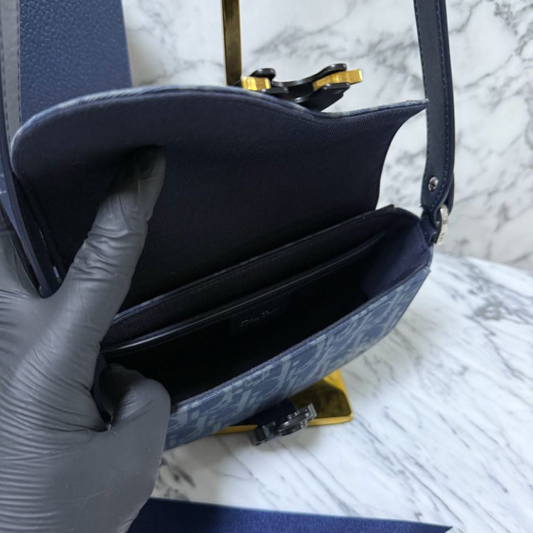 디올x데님 티어스 오블리크 새들 미니 플랩 크로스백 메신저백--4