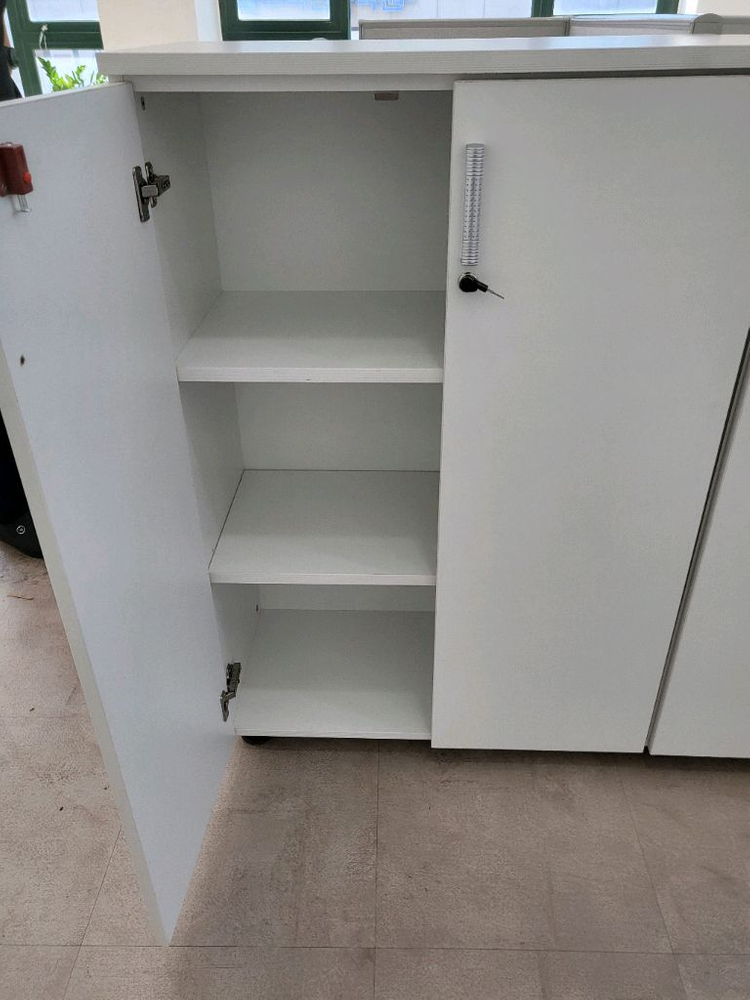 파티션 책상 의자 서랍 회의용테이블 수납장 책장 철재캐비넷 철재진열장 철재사물함 철제보관함 철재옷장 이미지