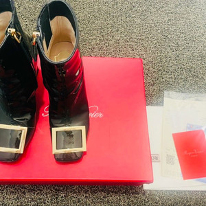 로저비비에 블랙 페이턴트 앵클 부츠