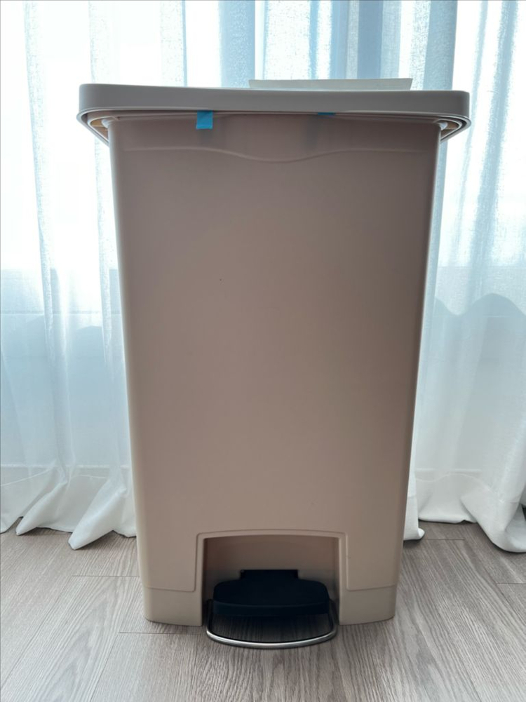 러버메이드 슬림짐 페달 휴지통 50L (베이지)--2