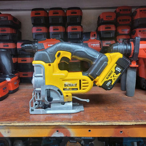 [정품]디월트충전직쏘 DCS331 배터리까지