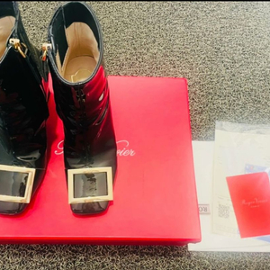 로저비비에 블랙 페이턴트 앵클 부츠