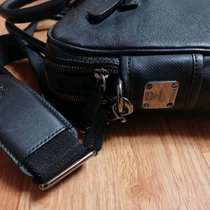 MCM 남성 올가죽 서류가방 크로스백 (블랙) (상태 최상급)