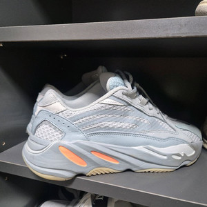 아디다스 이지부스트 700 v2 이너시아 이미지