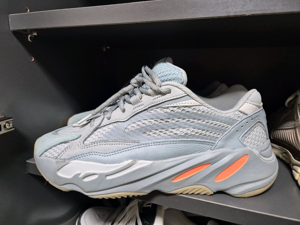 아디다스 이지부스트 700 v2 이너시아 이미지