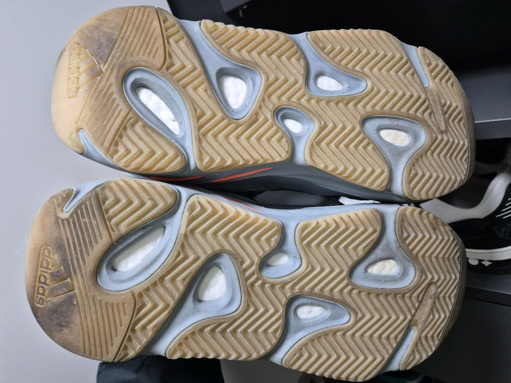 아디다스 이지부스트 700 v2 이너시아 이미지