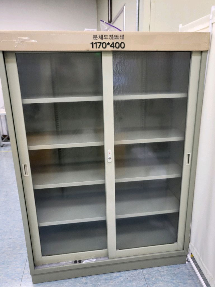 파티션 책상 의자 원탁 철제캐비넷 철재옷장 서랍 책장 수납장 회의용의자 회의용테이블 철재유리진열장 이미지