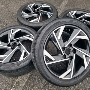 아반테 신형 cn7 17인치 2254517 휠타이어 팝니다