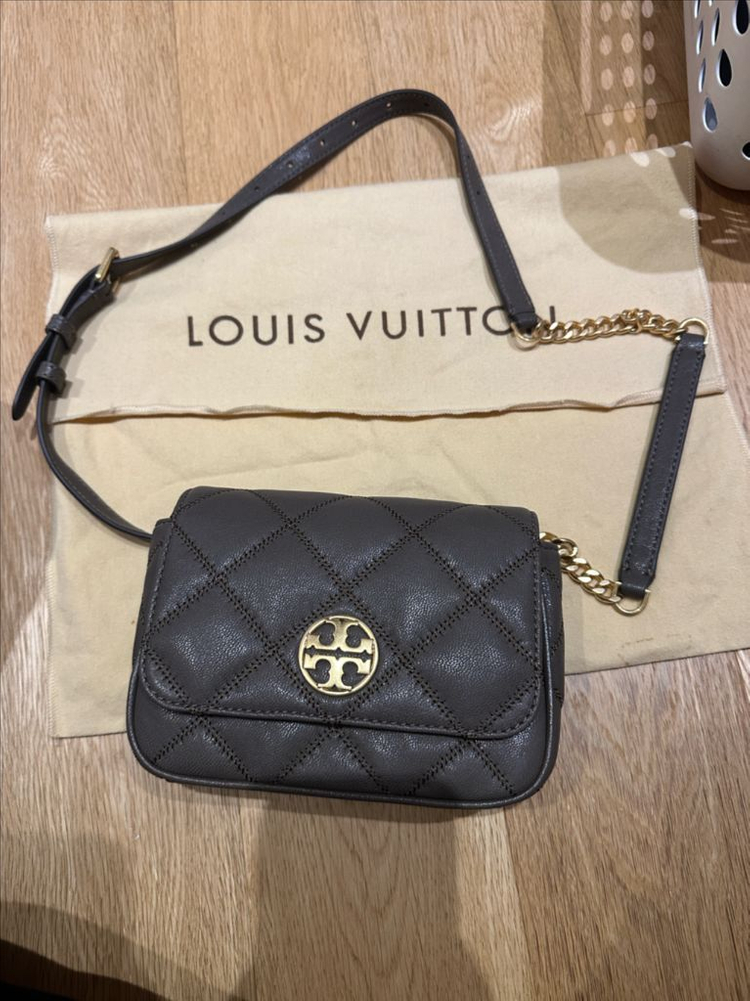 토리버치 윌라 퀼팅 벨트백 크로스백--1