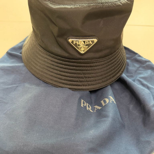 프라다 버킷햇 m사이즈 새상품 판매(실착용x) 이미지