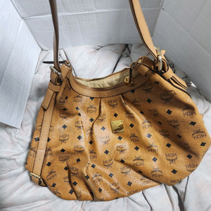 MCM 시그니처 패턴 숄더백