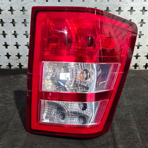 JEEP 지프 그랜드체로키 조수석 테일램프 데루등 후미등 팝니다 이미지