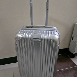 리모와 스타일의 여행가방 캐리어